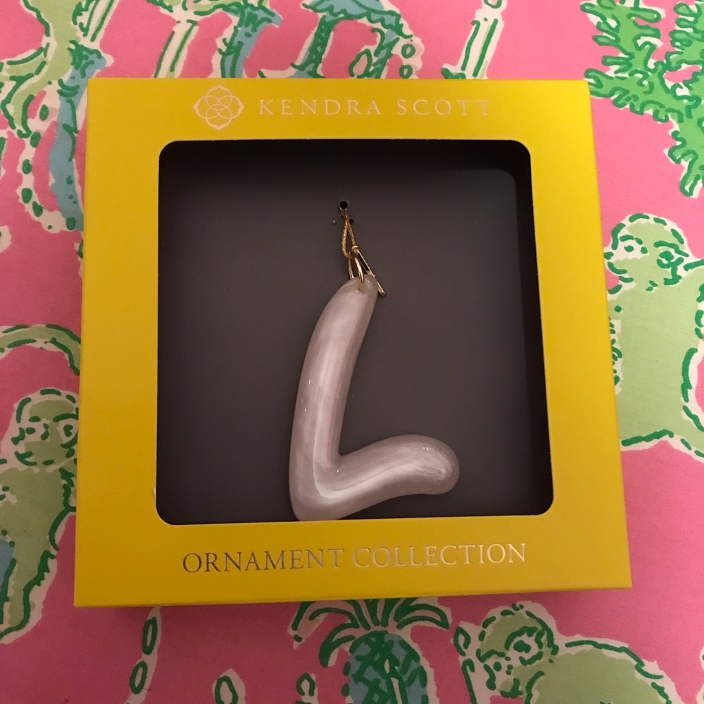 Kendra Scott pearlescent ivory resin L initial ornament